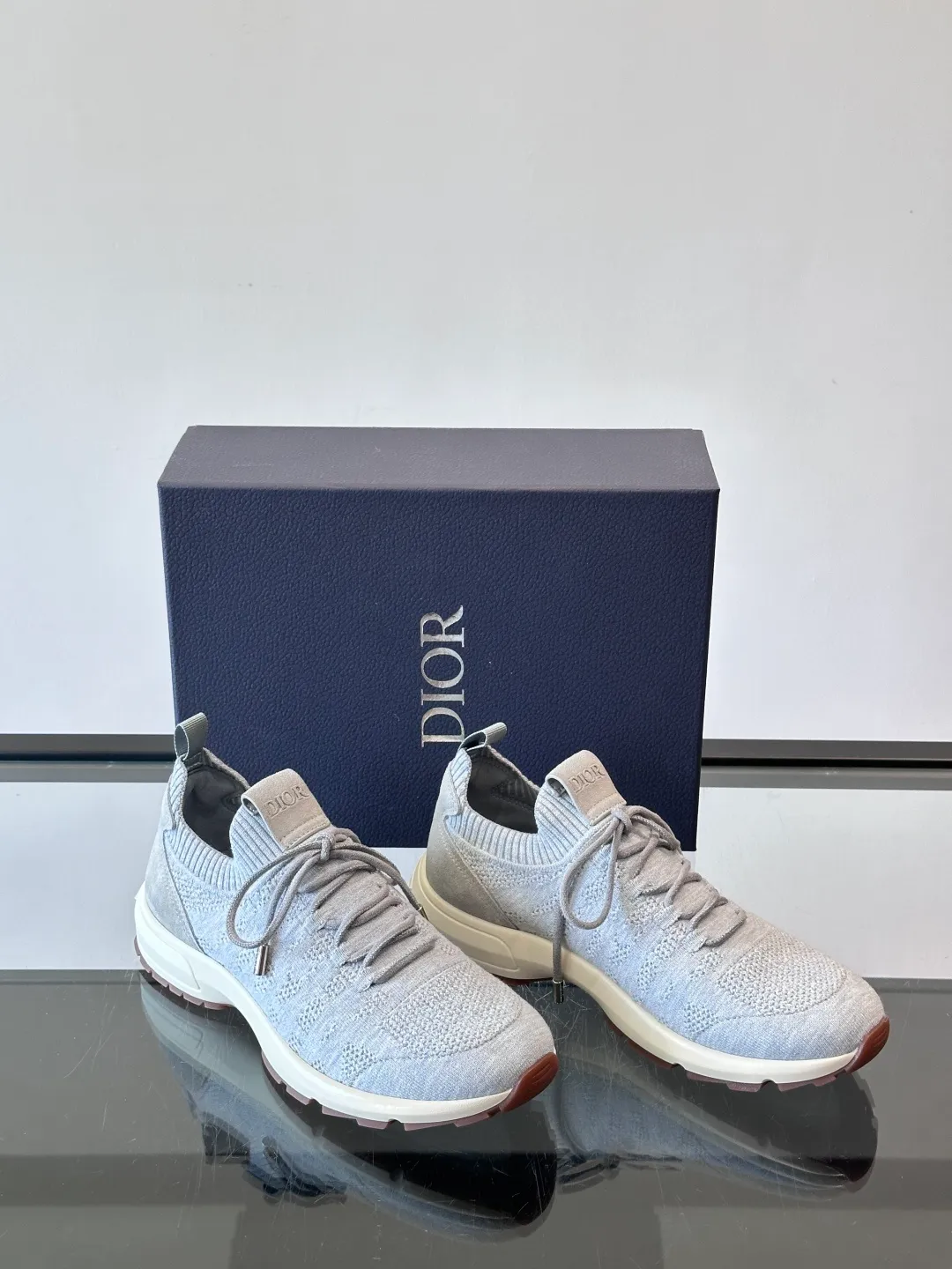 Men's Men's Shoes 💰p440 "Dior" B80 sneakers are a new product of Dior men's series, focusing on comfort and fashion. The upper is made of breathable mesh + fabric splicing, which is lightweight and fits the shape of the foot, making it super comfortable for daily wear. The sole is made of rubber, which has great grip and wear resistance, and is suitable for commuting or light sports. The overall style is simple, the gray tone is versatile, and the shoelaces are adjustable for a more stable fit. Designed by Kim Jones, it is both practical and trendy. It is one of the new hot items in early spring①. size: 39-45 (38.46 customized)